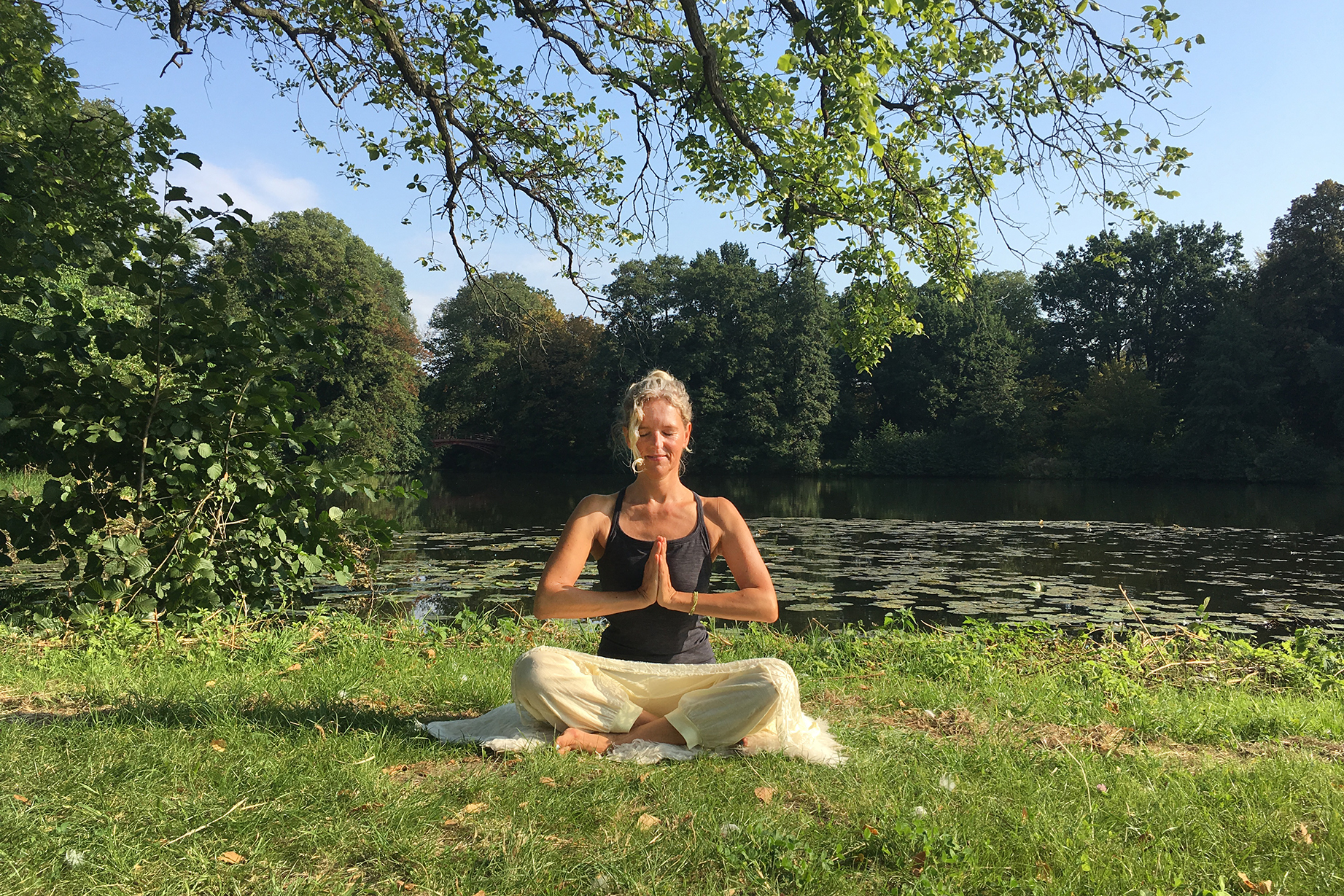 Claudia Brenner Heilmanufaktur Berlin - Wilmersdorf Ayurveda Darmgesundheit Ern&auml;hrung Yogatherapie Yoga &Uuml;ber Mich